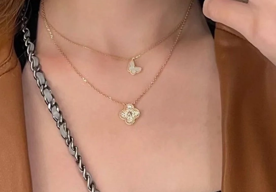 Sweet Alhambra Pendant Gold: The Complete Guide to Van Cleef & Arpels' Iconic Jewelry
