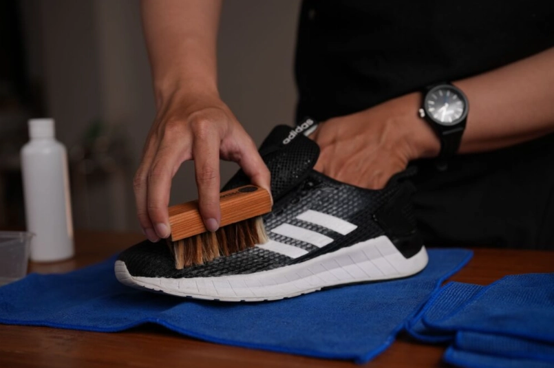 wash tennis shoes